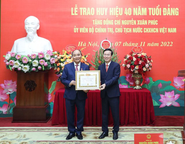 Trao Huy hiệu 40 năm tuổi Đảng tặng Chủ tịch nước Nguyễn Xuân Phúc